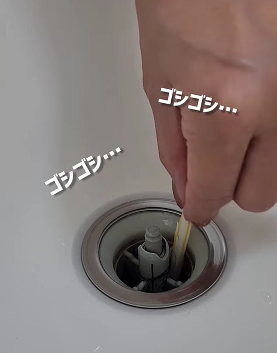 ストローに切り込みを入れて…　意外な掃除テクに「え、すごい」「絶対やる」