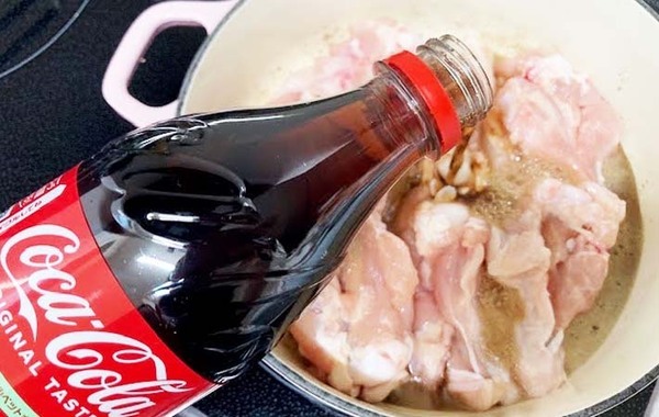 鍋にコーラをドーンと投入！　２０分間煮込むと…？「不思議なくらいクセになる」
