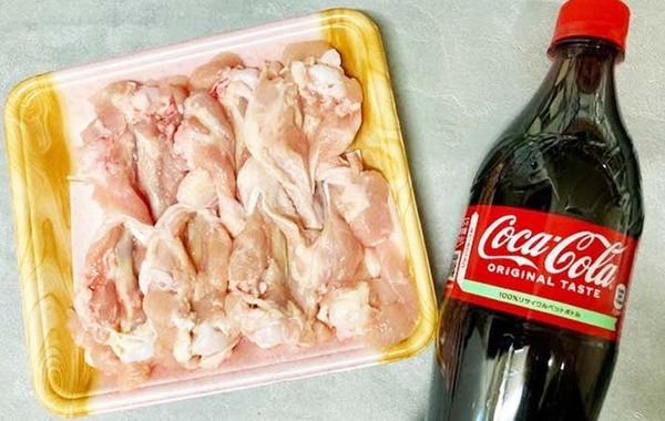 鍋にコーラをドーンと投入！　２０分間煮込むと…？「不思議なくらいクセになる」