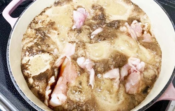 鍋にコーラをドーンと投入！　２０分間煮込むと…？「不思議なくらいクセになる」