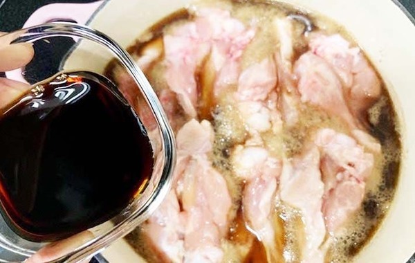 鍋にコーラをドーンと投入！　２０分間煮込むと…？「不思議なくらいクセになる」