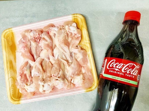 鍋にコーラをドーンと投入！　２０分間煮込むと…？「不思議なくらいクセになる」