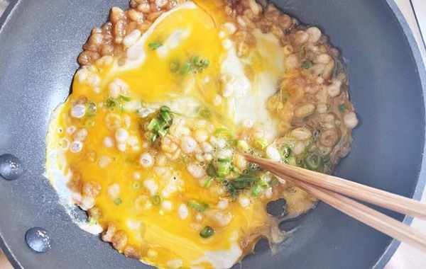 卵と揚げ玉で手軽に作れる丼レシピ　「コスパ最強」「簡単でおいしい！」