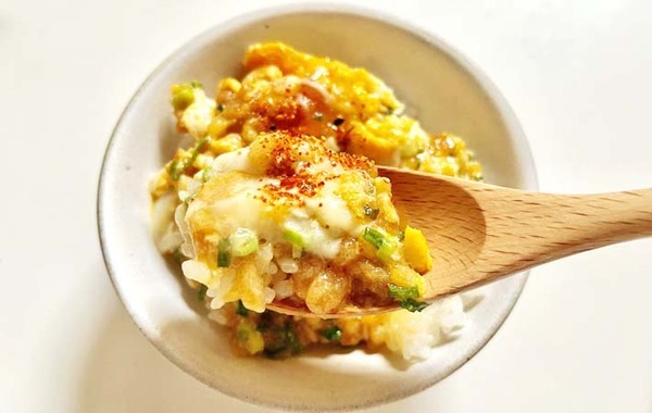 卵と揚げ玉で手軽に作れる丼レシピ　「コスパ最強」「簡単でおいしい！」