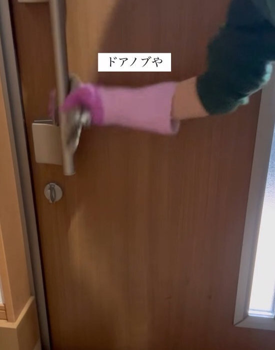 玄関掃除は掃き掃除だけじゃダメ！　場所別の掃除法に「見違えるほどきれい」