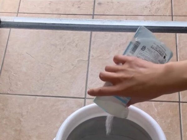 玄関掃除は掃き掃除だけじゃダメ！　場所別の掃除法に「見違えるほどきれい」