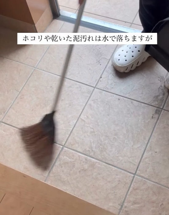 玄関掃除は掃き掃除だけじゃダメ！　場所別の掃除法に「見違えるほどきれい」