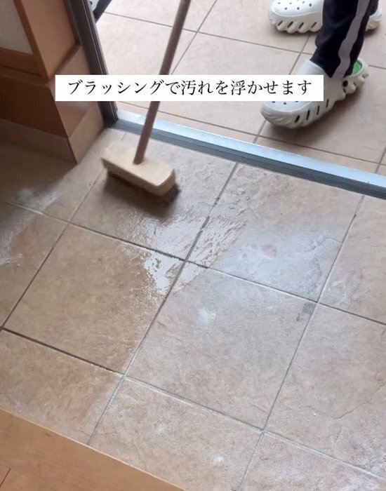 玄関掃除は掃き掃除だけじゃダメ！　場所別の掃除法に「見違えるほどきれい」