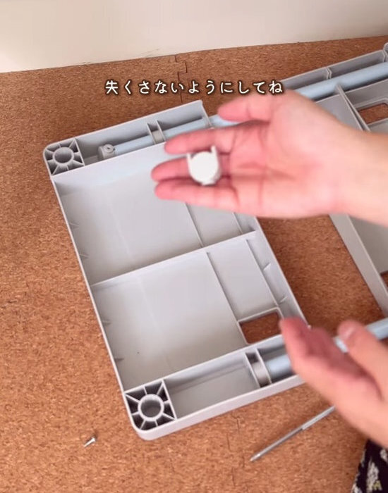 洗面台下の『デッドスペース』　ダイソーアイテムを使うと…　「収納力倍」