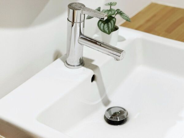 石灰化した水あかがスッキリ！　企業が教える洗面台をピカピカにする掃除方法