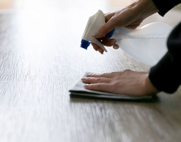 フローリングの黒ずみはどう落とす？　プロが教える掃除術に「めっちゃ助かります」