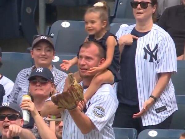 試合中に飛んできたボールを捕ろうとした父親　次の瞬間？「爆笑した」