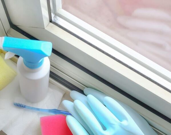 窓枠の黒カビを放置しないで！　企業が教える掃除テクに「勉強になる」「試したい」