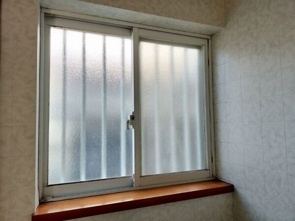 窓枠の黒カビを放置しないで！　企業が教える掃除テクに「勉強になる」「試したい」