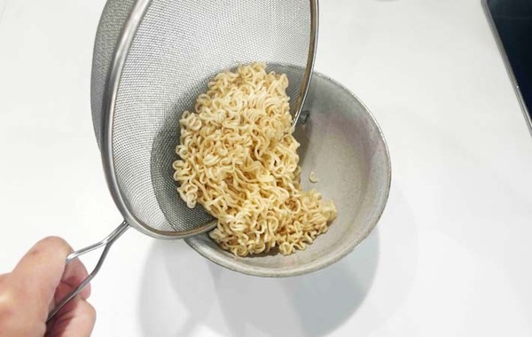 『サッポロ一番』の思わぬ食べ方　スープは作らずに…「箸が止まらない！」