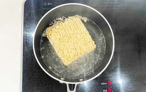 『サッポロ一番』の思わぬ食べ方　スープは作らずに…「箸が止まらない！」