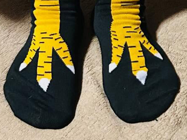 靴下を履いてポージングをする母親　その姿に「爆笑した」「センスよすぎ」