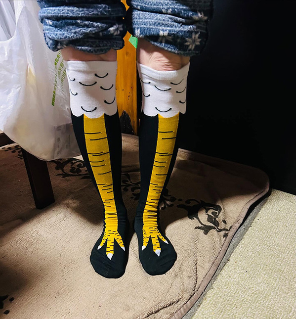 靴下を履いてポージングをする母親　その姿に「爆笑した」「センスよすぎ」