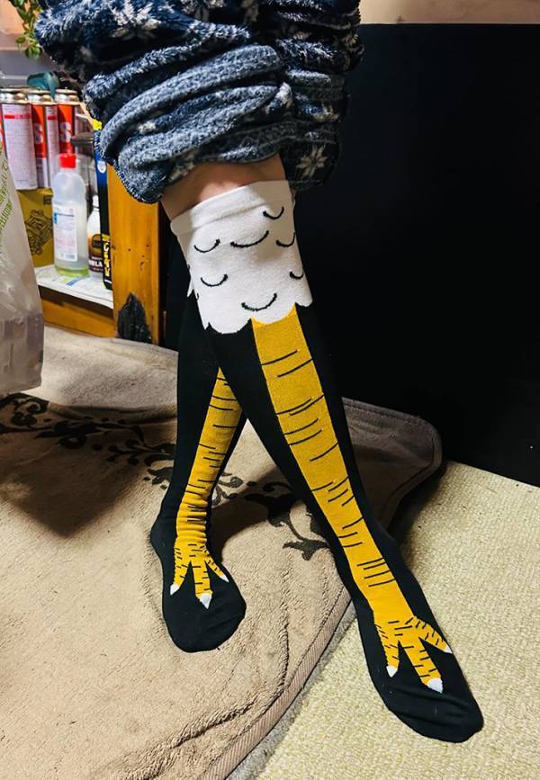 靴下を履いてポージングをする母親　その姿に「爆笑した」「センスよすぎ」