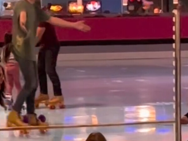 「真似できない！」　スケートリンクで大歓声が上がった『技』が？「天才すぎる」