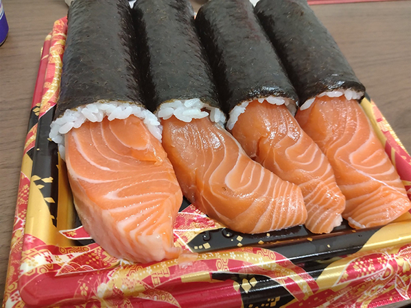 スーパーで寿司を購入した客　まさかのビジュアルに「降参です」「これは反則」