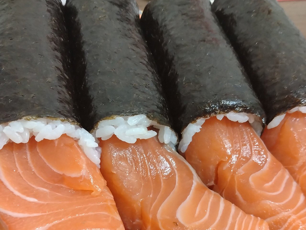 スーパーで寿司を購入した客　まさかのビジュアルに「降参です」「これは反則」