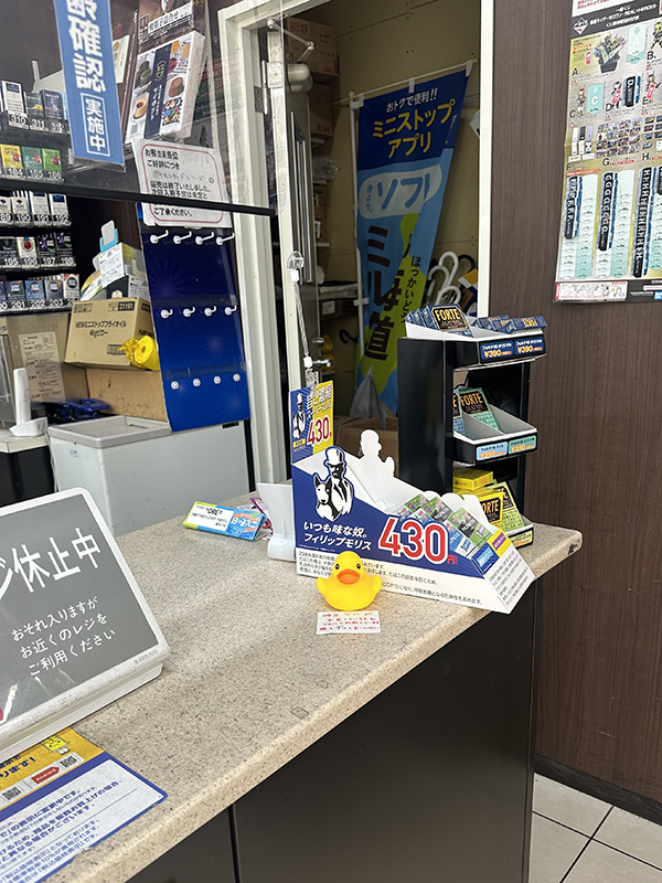 レジにあった『呼び出しベル』　貼り紙を読むと？「全力で押したい」「その発想はなかった」