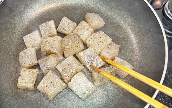 こんにゃくを冷凍すると…？　話題の簡単おかずに「プリプリ」「食べ応えあり」