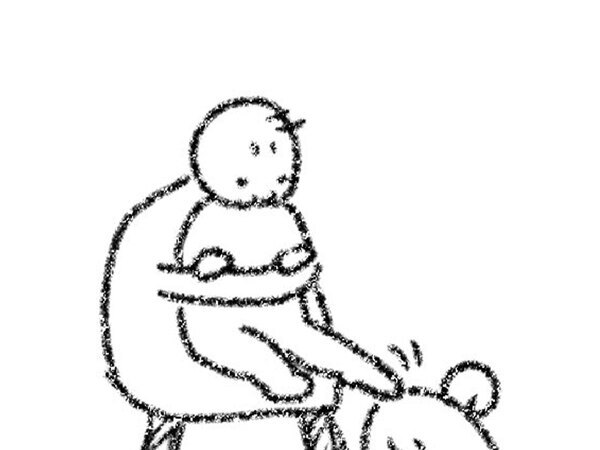 床に落ちた離乳食を片付けていたら？　０歳娘の行動に「うちも同じ！」「あるあるですね」