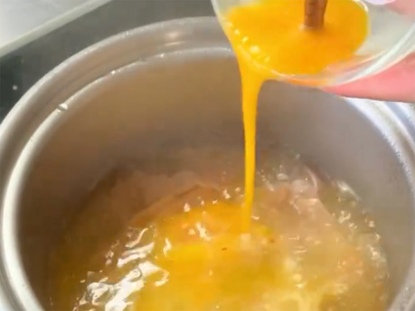 沸騰したスープに『卵』を流し入れ…　企業のレシピに「真似したい」「スペインで食べたやつだ！」