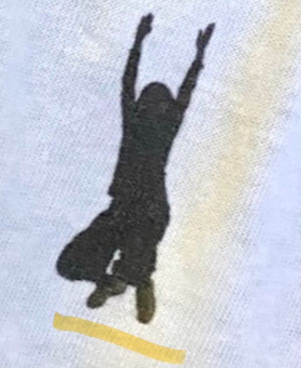 かっこいいTシャツと思いきや？　ワンポイントの正体に「笑った」「理想の夫婦」