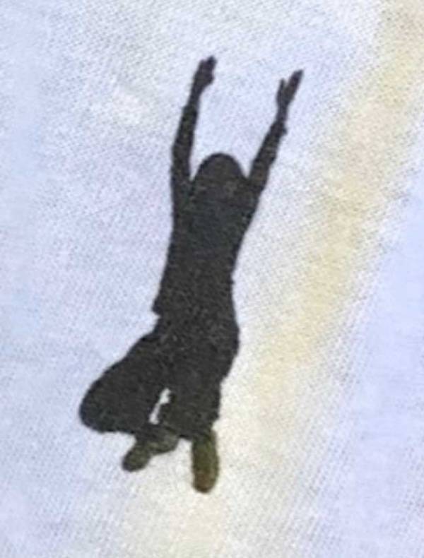 かっこいいTシャツと思いきや？　ワンポイントの正体に「笑った」「理想の夫婦」