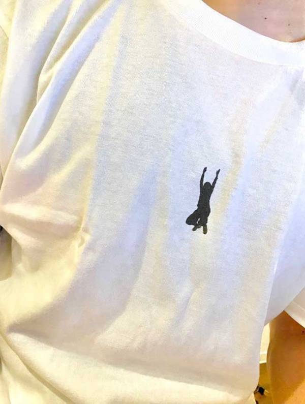 かっこいいTシャツと思いきや？　ワンポイントの正体に「笑った」「理想の夫婦」