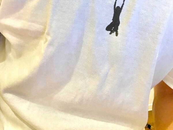 かっこいいTシャツと思いきや？　ワンポイントの正体に「笑った」「理想の夫婦」