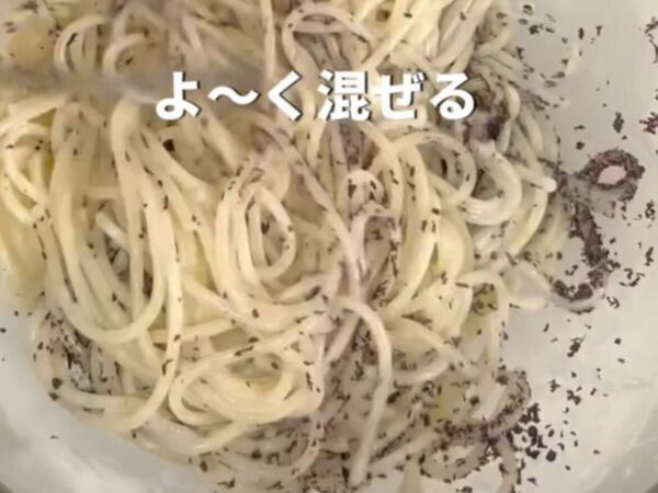 パスタに振りかけると…？　調理テクに「おいしそう！」「作ってみる」
