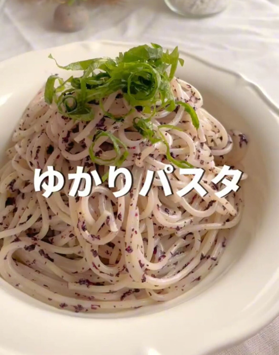パスタに振りかけると…？　調理テクに「おいしそう！」「作ってみる」