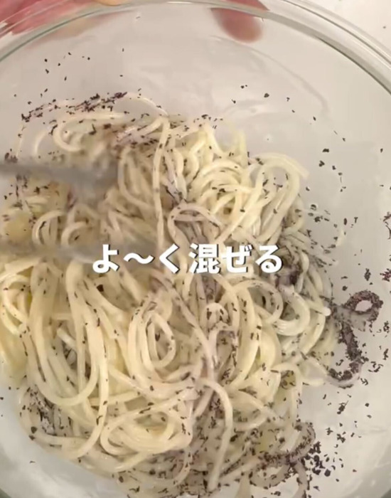 パスタに振りかけると…？　調理テクに「おいしそう！」「作ってみる」