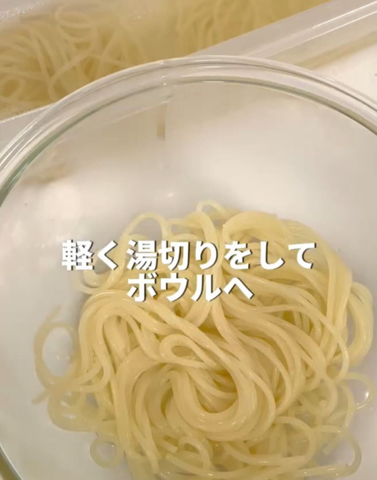 パスタに振りかけると…？　調理テクに「おいしそう！」「作ってみる」