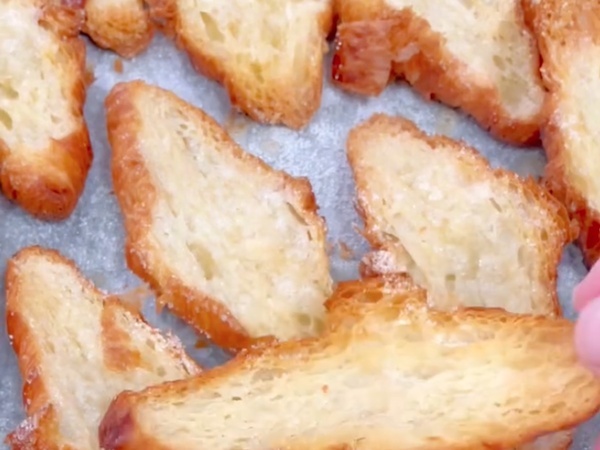 バターを塗って焼いてみると…？　調理の裏技に「やってみる」「手が止まらん」