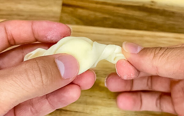 実は揚げるとおいしい！　餃子の皮で包んだのは…「食感がクセになる」「映える」