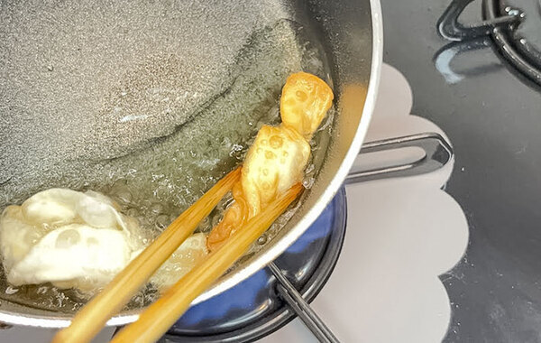 実は揚げるとおいしい！　餃子の皮で包んだのは…「食感がクセになる」「映える」