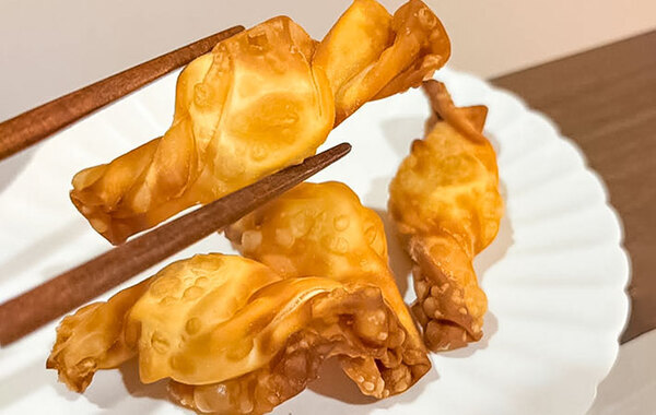 実は揚げるとおいしい！　餃子の皮で包んだのは…「食感がクセになる」「映える」