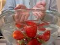 イチゴを洗う水に『塩』を足すと…？　意外な結果に「そうなのか」「これはやる」