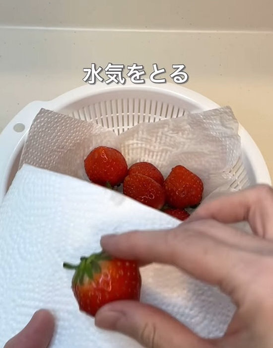 イチゴを洗う水に『塩』を足すと…？　意外な結果に「そうなのか」「これはやる」