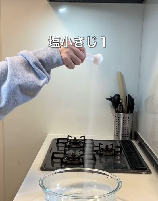 イチゴを洗う水に『塩』を足すと…？　意外な結果に「そうなのか」「これはやる」