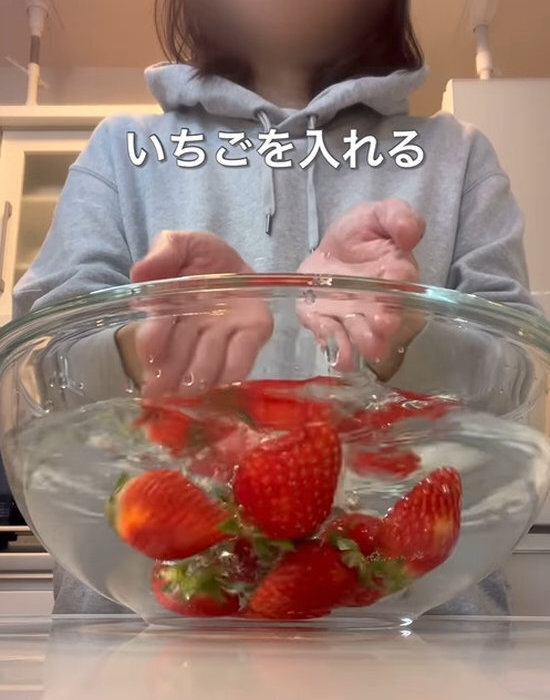 イチゴを洗う水に『塩』を足すと…？　意外な結果に「そうなのか」「これはやる」