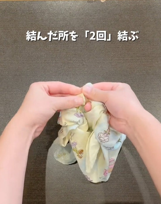 ハンカチを折りたたむだけで…？　エコバッグに変身させる裏技が超優秀！