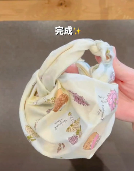 ハンカチを折りたたむだけで…？　エコバッグに変身させる裏技が超優秀！