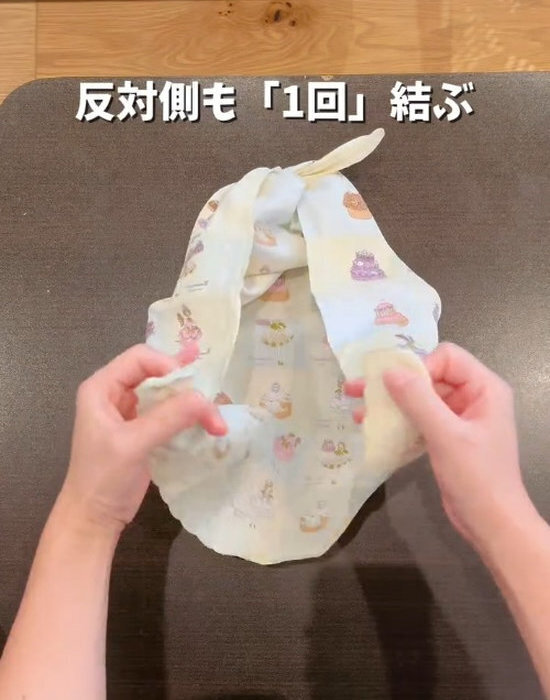 ハンカチを折りたたむだけで…？　エコバッグに変身させる裏技が超優秀！