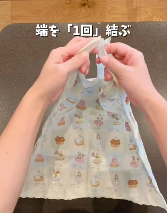 ハンカチを折りたたむだけで…？　エコバッグに変身させる裏技が超優秀！